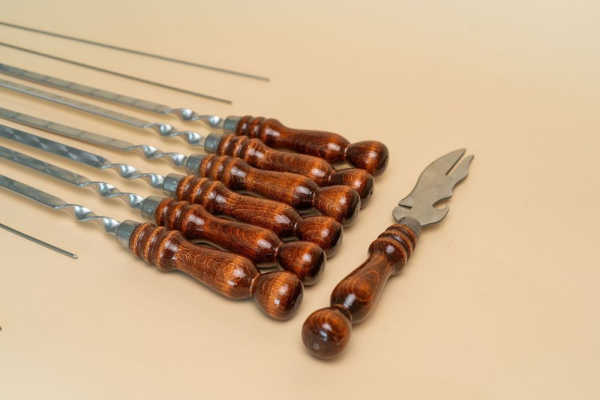 Комплект шампуров в чехле №4 (6 шампуров с дер. ручкой+нож+ 2шт вилка прут.+вилка+кочерга) Комплект шампуров в чехле №4 (6 шампуров с дер. ручкой+нож+ 2шт вилка прут.+вилка+кочерга)